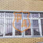 металлическая сварная решетка на окно первого этажа